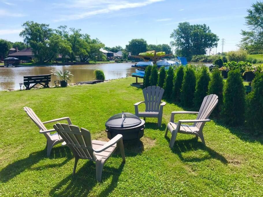2 Bedroom Getaway On The River/Close To Marina Belle River Buitenkant foto