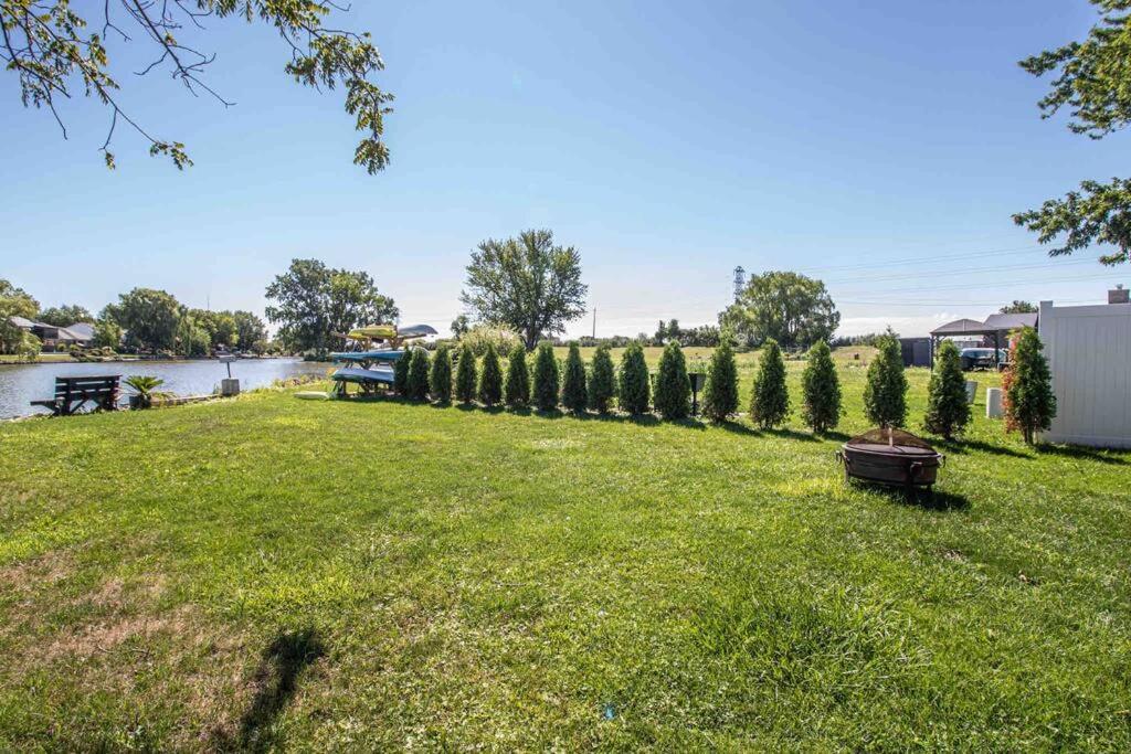 2 Bedroom Getaway On The River/Close To Marina Belle River Buitenkant foto